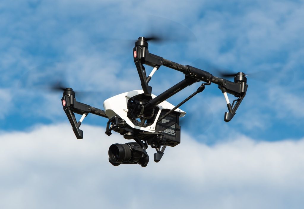 Fliegende Drohne mit Kamera