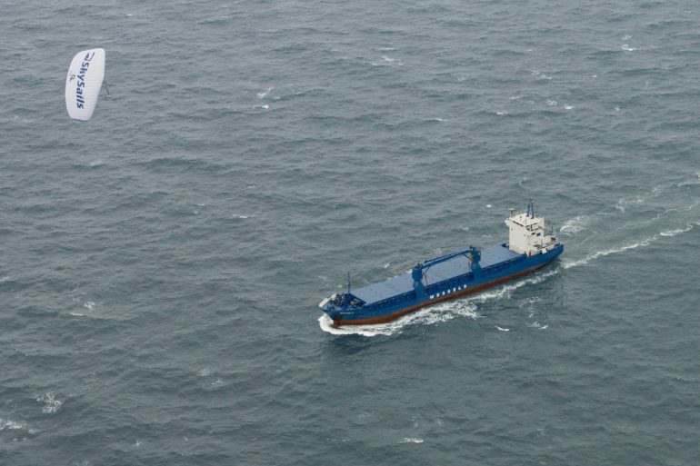 Ein Flugdrachen von SkySails zieht ein großes Schiff über das Meer