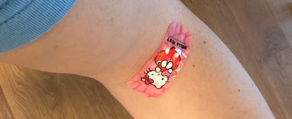 Ein Arm mit einem rosa Pflaster darauf